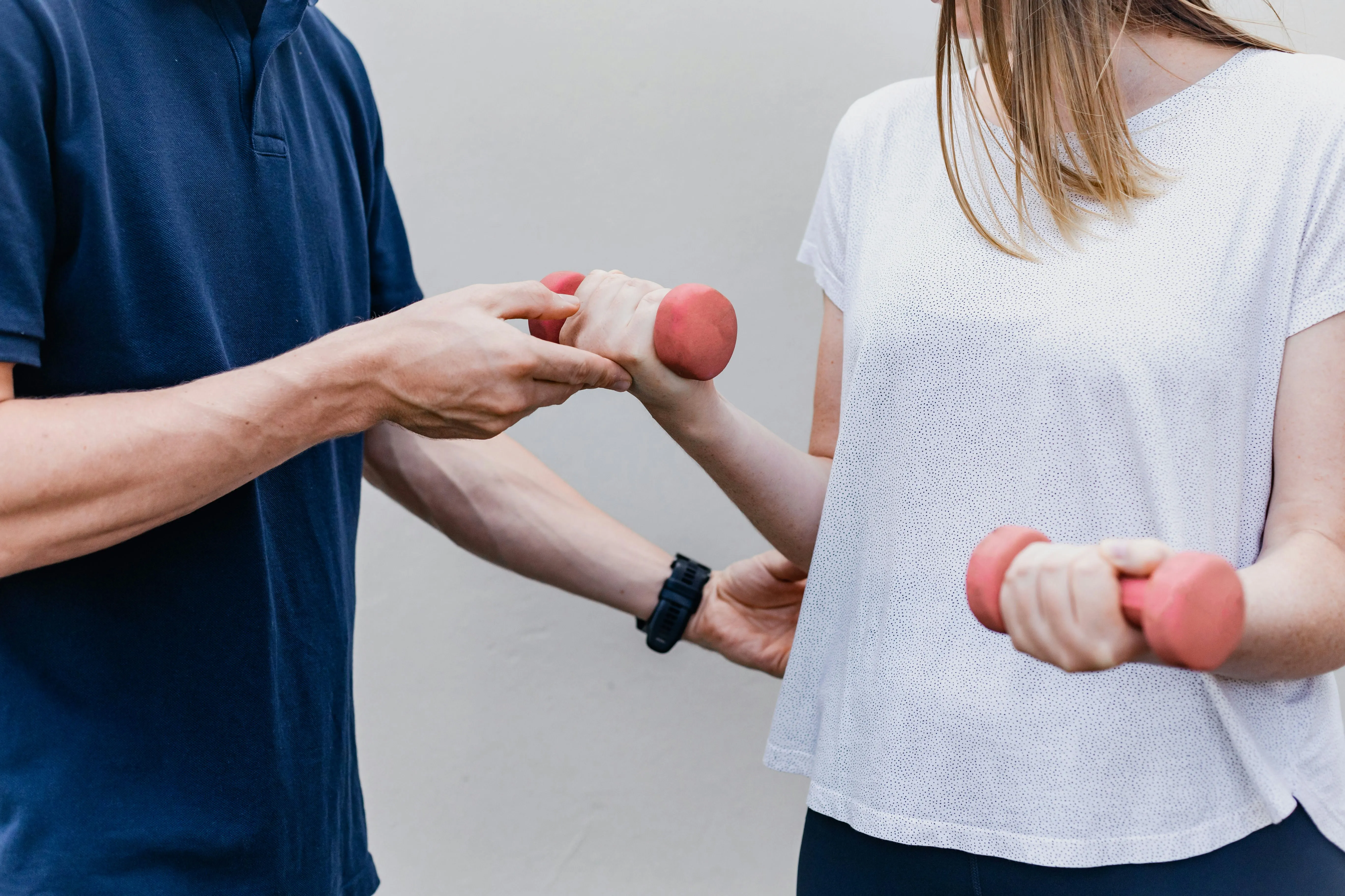 Physiotherapeut begleitet eine Armübung